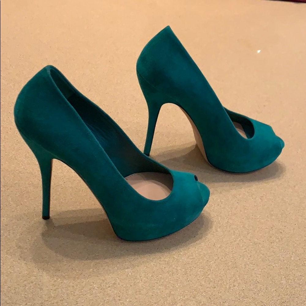 Green Gucci open toed pumps